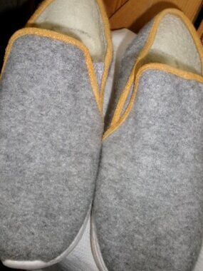 ladies gray yellow felt slipper comfort shoes 9.5 Eu 41 by Enjoiy